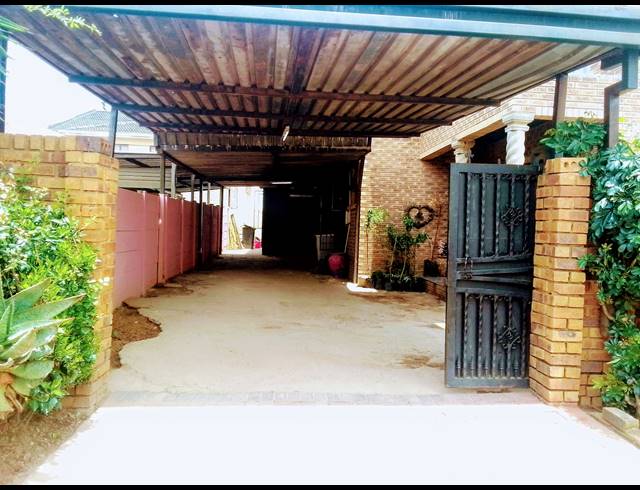 4 BEDROOM FREEHOLD FOR SALE IN KAGISO